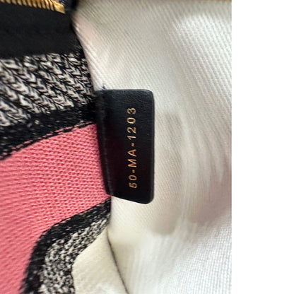 codice Borsa Dior in realizzata in tessuto jacquard con motivo Toile de Jouy nei toni del nero, beige e rosa e metalleria dorata, munita di due manici rigidi e una tracolla logata amovibile. Da indossare a tracolla o a mano. Completa di dustbag e cartellino, di lusso, usata, originale, ottime condizioni. 