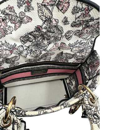 interno Borsa Dior in realizzata in tessuto jacquard con motivo Toile de Jouy nei toni del nero, beige e rosa e metalleria dorata, munita di due manici rigidi e una tracolla logata amovibile. Da indossare a tracolla o a mano. Completa di dustbag e cartellino, di lusso, usata, originale, ottime condizioni. 