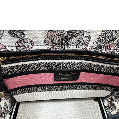 interno Borsa Dior in realizzata in tessuto jacquard con motivo Toile de Jouy nei toni del nero, beige e rosa e metalleria dorata, munita di due manici rigidi e una tracolla logata amovibile. Da indossare a tracolla o a mano. Completa di dustbag e cartellino, di lusso, usata, originale, ottime condizioni. 