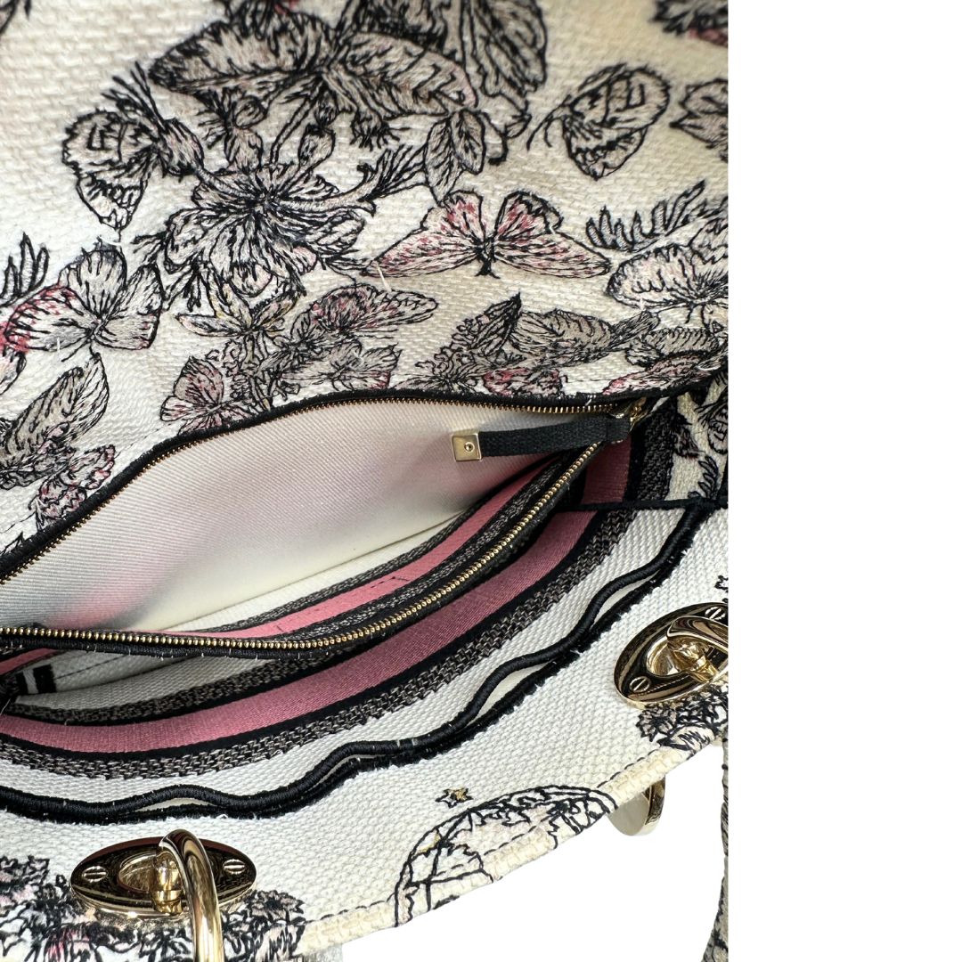 interno Borsa Dior in realizzata in tessuto jacquard con motivo Toile de Jouy nei toni del nero, beige e rosa e metalleria dorata, munita di due manici rigidi e una tracolla logata amovibile. Da indossare a tracolla o a mano. Completa di dustbag e cartellino, di lusso, usata, originale, ottime condizioni. 