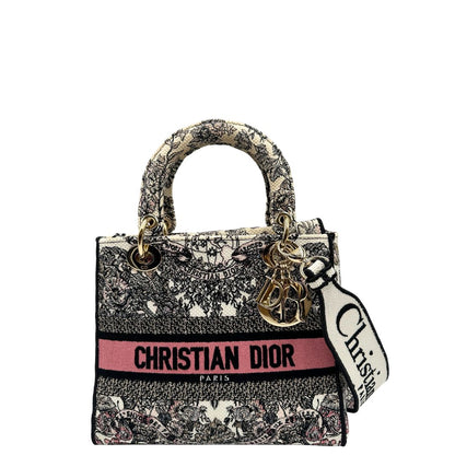 front Borsa Dior in realizzata in tessuto jacquard con motivo Toile de Jouy nei toni del nero, beige e rosa e metalleria dorata, munita di due manici rigidi e una tracolla logata amovibile. Da indossare a tracolla o a mano. Completa di dustbag e cartellino, di lusso, usata, originale, ottime condizioni.