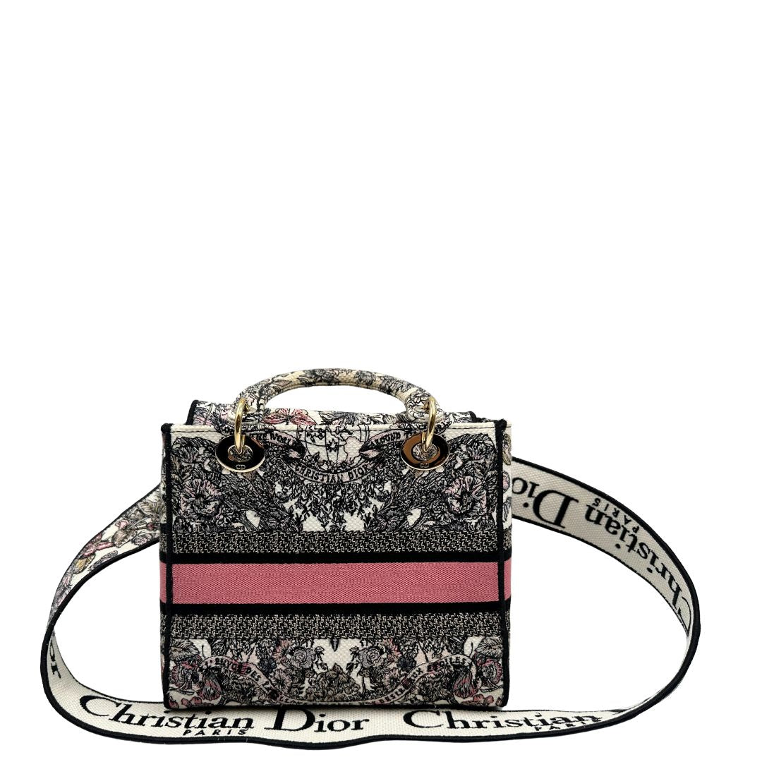 retro Borsa Dior in realizzata in tessuto jacquard con motivo Toile de Jouy nei toni del nero, beige e rosa e metalleria dorata, munita di due manici rigidi e una tracolla logata amovibile. Da indossare a tracolla o a mano. Completa di dustbag e cartellino, di lusso, usata, originale, ottime condizioni. 