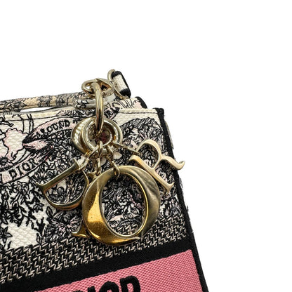 charm della Borsa Dior in realizzata in tessuto jacquard con motivo Toile de Jouy nei toni del nero, beige e rosa e metalleria dorata, munita di due manici rigidi e una tracolla logata amovibile. Da indossare a tracolla o a mano. Completa di dustbag e cartellino, di lusso, usata, originale, ottime condizioni.