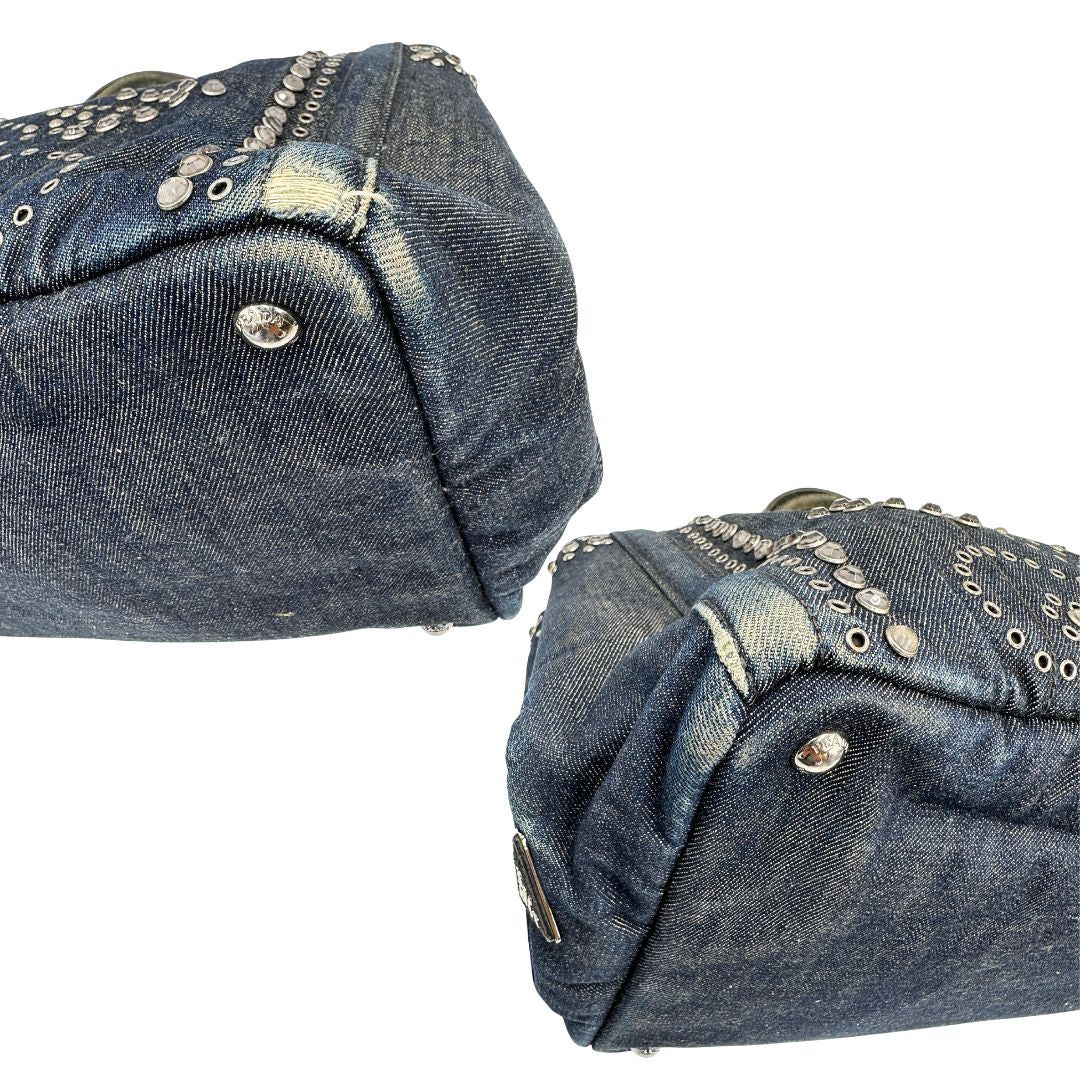 ANGOLI Borsa Prada in denim blu rifinita con borchie metalliche argentate; munita di una tracolla in tessuto regolabile e amovibile e doppi manici; indossabile a mano o a tracolla. Completa di dustbag, di lusso, originale, buone condizioni. 