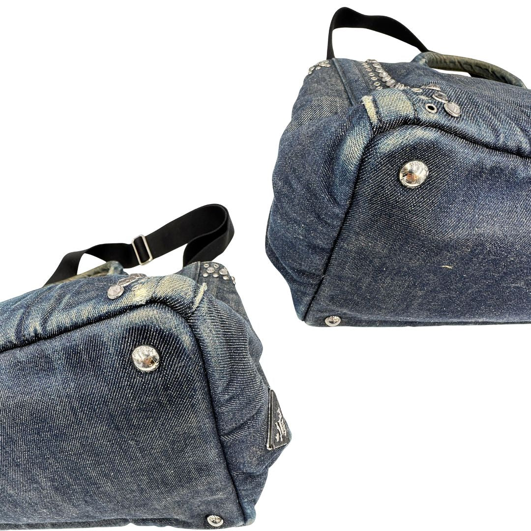 ANGOLI Borsa Prada in denim blu rifinita con borchie metalliche argentate; munita di una tracolla in tessuto regolabile e amovibile e doppi manici; indossabile a mano o a tracolla. Completa di dustbag, di lusso, originale, buone condizioni. 
