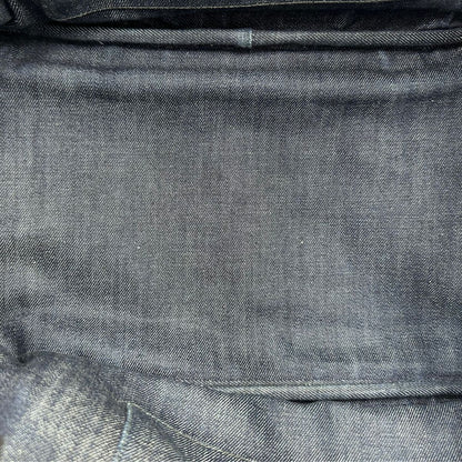 interno Borsa Prada in denim blu rifinita con borchie metalliche argentate; munita di una tracolla in tessuto regolabile e amovibile e doppi manici; indossabile a mano o a tracolla. Completa di dustbag, di lusso, originale, buone condizioni. 