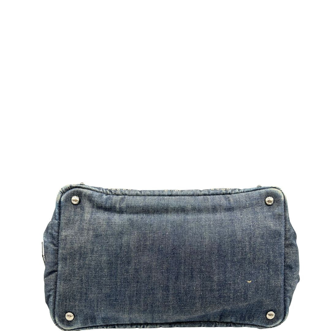 base Borsa Prada in denim blu rifinita con borchie metalliche argentate; munita di una tracolla in tessuto regolabile e amovibile e doppi manici; indossabile a mano o a tracolla. Completa di dustbag, di lusso, originale, buone condizioni. 