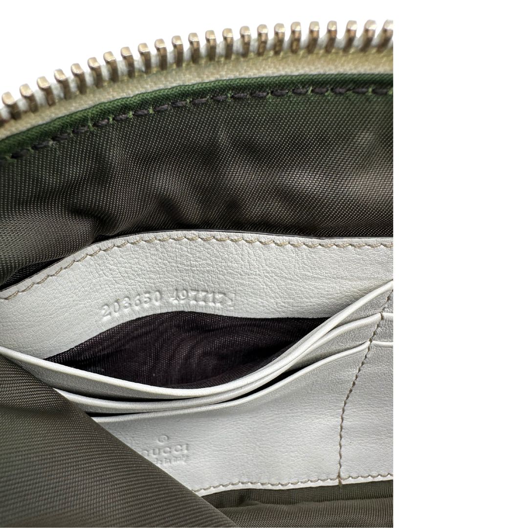 Codice di una Pochette Gucci in tessuto Gucci in tessuto GG beige con finiture in pelle bianca e parti metalliche dorate; munita di un polsino, da portare a mano. Completa di scatola. Originale, usata, di lusso, in ottime condizioni.