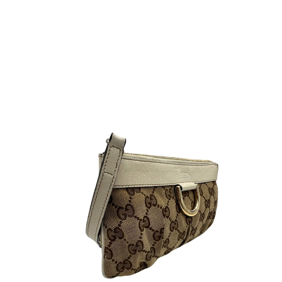 Lato destreo di una Pochette Gucci in tessuto Gucci in tessuto GG beige con finiture in pelle bianca e parti metalliche dorate; munita di un polsino, da portare a mano. Completa di scatola. Originale, usata, di lusso, in ottime condizioni.