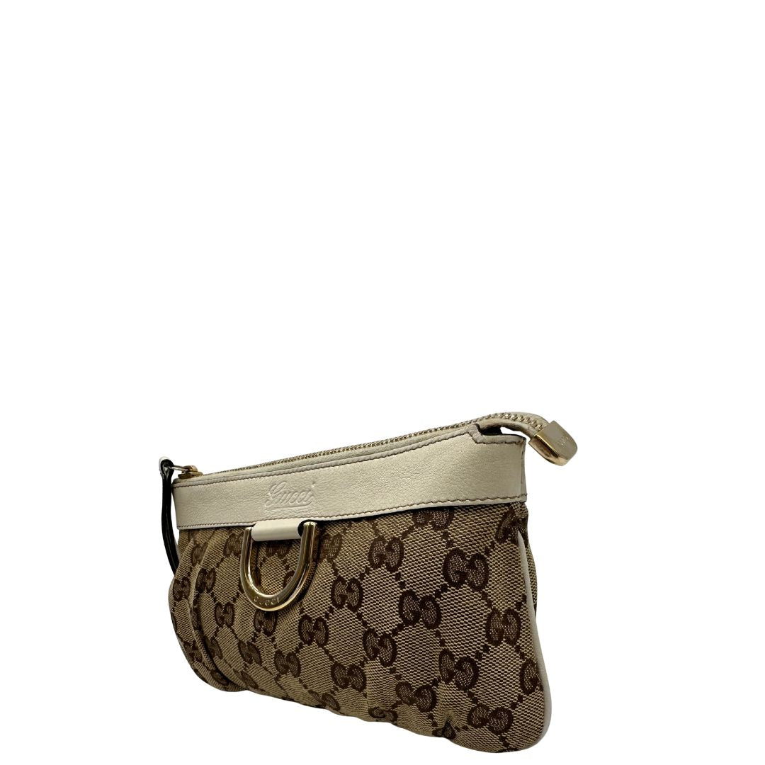 Lato sinistro di una Pochette Gucci in tessuto Gucci in tessuto GG beige con finiture in pelle bianca e parti metalliche dorate; munita di un polsino, da portare a mano. Completa di scatola. Originale, usata, di lusso, in ottime condizioni.