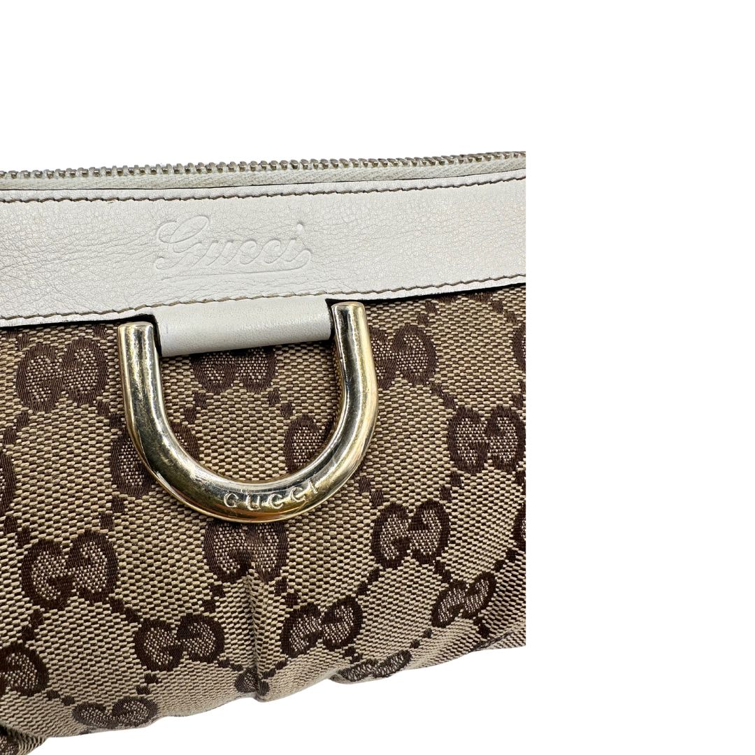 Pochette Gucci in tessuto Gucci in tessuto GG beige con finiture in pelle bianca e parti metalliche dorate; munita di un polsino, da portare a mano. Completa di scatola. Originale, usata, di lusso, in ottime condizioni.