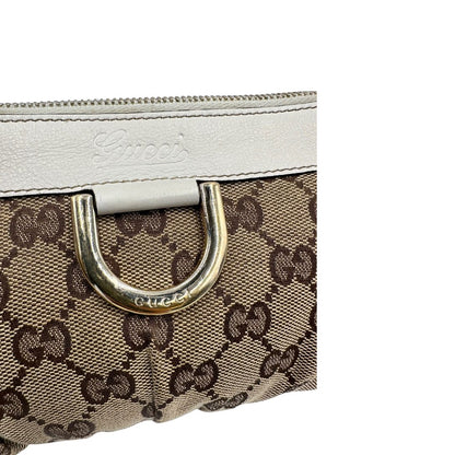 Pochette Gucci in tessuto Gucci in tessuto GG beige con finiture in pelle bianca e parti metalliche dorate; munita di un polsino, da portare a mano. Completa di scatola. Originale, usata, di lusso, in ottime condizioni.