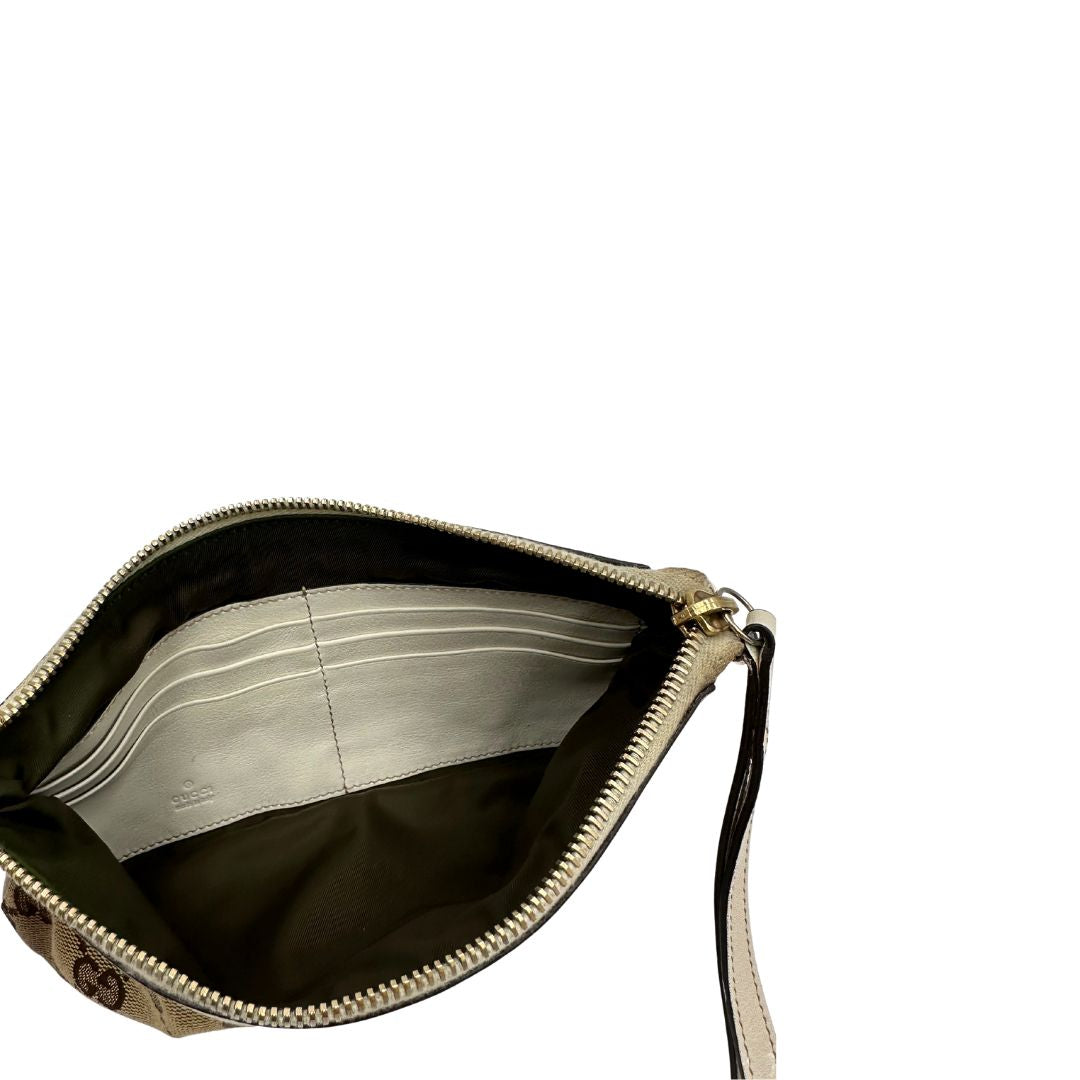 Interno di una Pochette Gucci in tessuto Gucci in tessuto GG beige con finiture in pelle bianca e parti metalliche dorate; munita di un polsino, da portare a mano. Completa di scatola. Originale, usata, di lusso, in ottime condizioni.