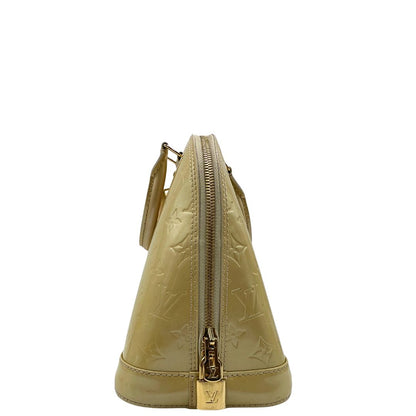 lato Alma PM Louis Vuitton in pelle Vernis color noisette con parti metalliche dorate e doppi manici stondati; da portare a mano. Completa di dustbag, lucchetto e chiavi, di lusso, originale, ottime condizioni, usata.