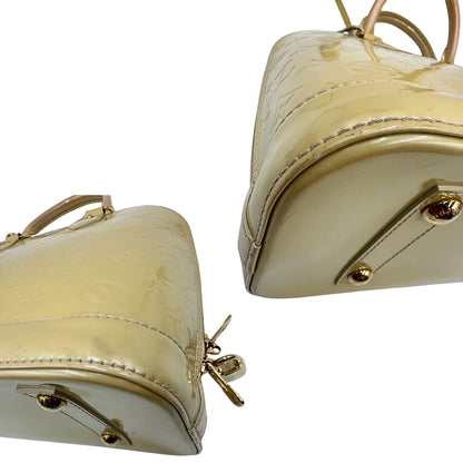 angoli Alma PM Louis Vuitton in pelle Vernis color noisette con parti metalliche dorate e doppi manici stondati; da portare a mano. Completa di dustbag, lucchetto e chiavi, di lusso, originale, ottime condizioni, usata. 
