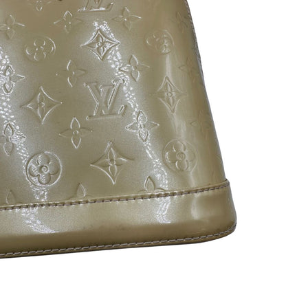 angolo  Alma PM Louis Vuitton in pelle Vernis color noisette con parti metalliche dorate e doppi manici stondati; da portare a mano. Completa di dustbag, lucchetto e chiavi, di lusso, originale, ottime condizioni, usata.