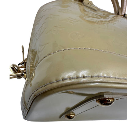 angolo Alma PM Louis Vuitton in pelle Vernis color noisette con parti metalliche dorate e doppi manici stondati; da portare a mano. Completa di dustbag, lucchetto e chiavi, di lusso, originale, ottime condizioni, usata. 