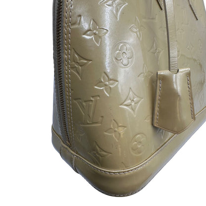 angolo Alma PM Louis Vuitton in pelle Vernis color noisette con parti metalliche dorate e doppi manici stondati; da portare a mano. Completa di dustbag, lucchetto e chiavi, di lusso, originale, ottime condizioni, usata. 