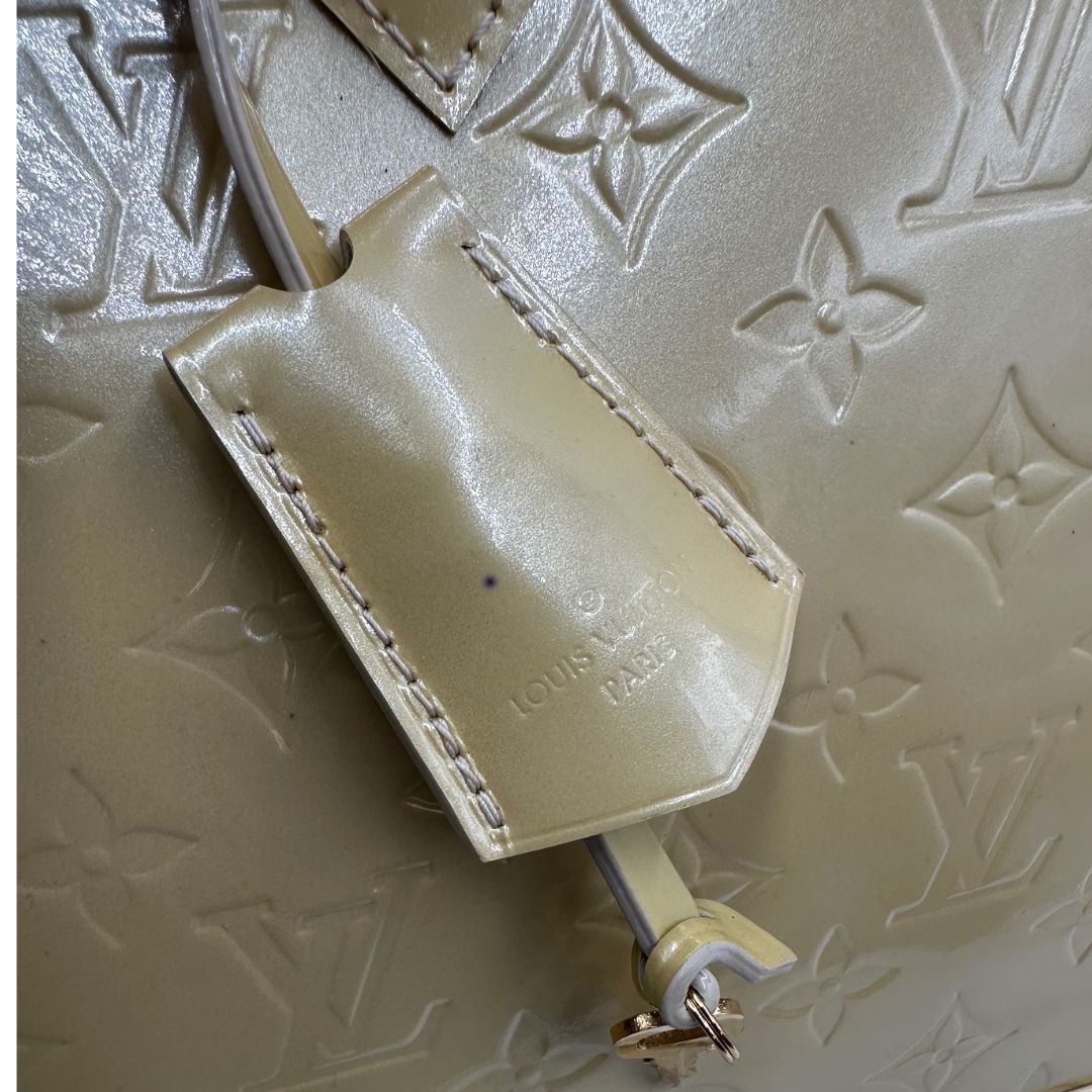 Alma PM Louis Vuitton in pelle Vernis color noisette con parti metalliche dorate e doppi manici stondati; da portare a mano. Completa di dustbag, lucchetto e chiavi, di lusso, originale, ottime condizioni, usata.