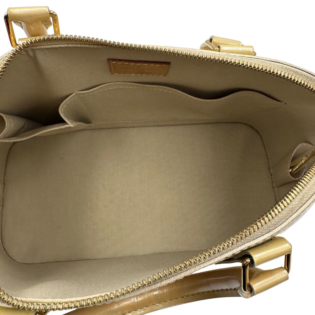 interno Alma PM Louis Vuitton in pelle Vernis color noisette con parti metalliche dorate e doppi manici stondati; da portare a mano. Completa di dustbag, lucchetto e chiavi, di lusso, originale, ottime condizioni, usata. 