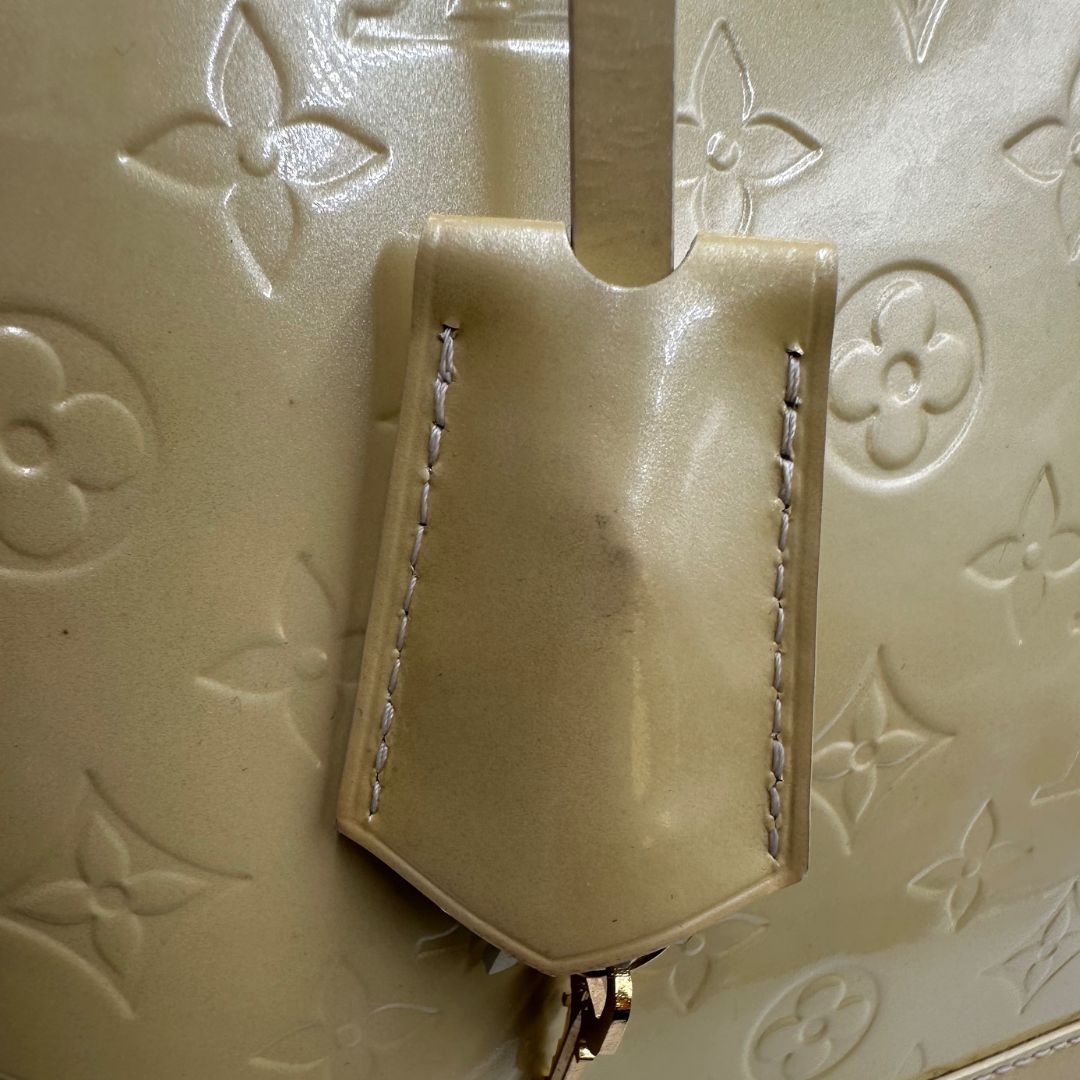 Alma PM Louis Vuitton in pelle Vernis color noisette con parti metalliche dorate e doppi manici stondati; da portare a mano. Completa di dustbag, lucchetto e chiavi, di lusso, originale, ottime condizioni, usata.