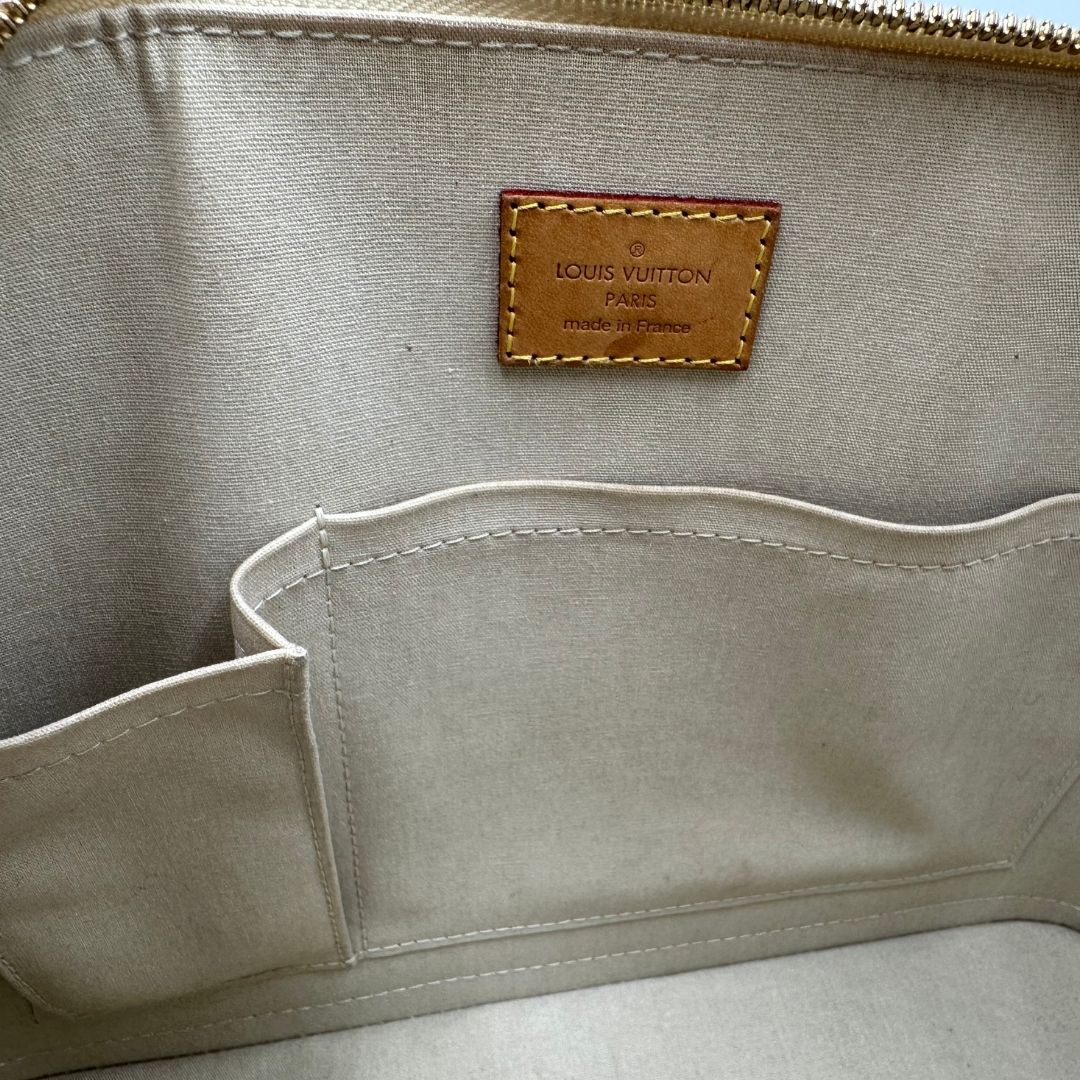 interno Alma PM Louis Vuitton in pelle Vernis color noisette con parti metalliche dorate e doppi manici stondati; da portare a mano. Completa di dustbag, lucchetto e chiavi, di lusso, originale, ottime condizioni, usata. 