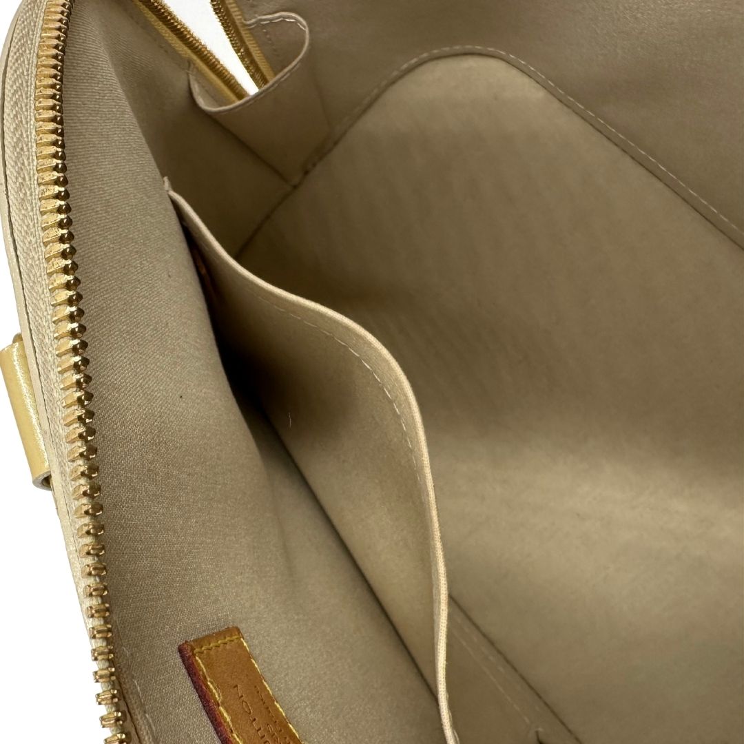 interno Alma PM Louis Vuitton in pelle Vernis color noisette con parti metalliche dorate e doppi manici stondati; da portare a mano. Completa di dustbag, lucchetto e chiavi, di lusso, originale, ottime condizioni, usata. 