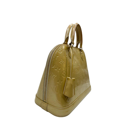 lato Alma PM Louis Vuitton in pelle Vernis color noisette con parti metalliche dorate e doppi manici stondati; da portare a mano. Completa di dustbag, lucchetto e chiavi, di lusso, originale, ottime condizioni, usata. 