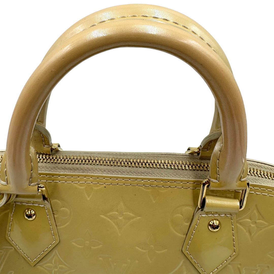 manici Alma PM Louis Vuitton in pelle Vernis color noisette con parti metalliche dorate e doppi manici stondati; da portare a mano. Completa di dustbag, lucchetto e chiavi, di lusso, originale, ottime condizioni, usata. 