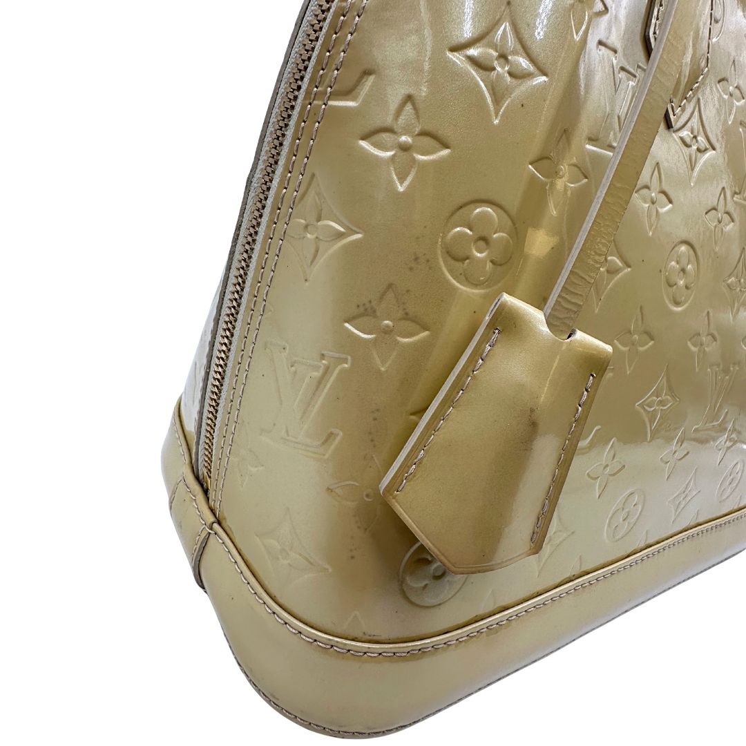 angolo Alma PM Louis Vuitton in pelle Vernis color noisette con parti metalliche dorate e doppi manici stondati; da portare a mano. Completa di dustbag, lucchetto e chiavi, di lusso, originale, ottime condizioni, usata. 