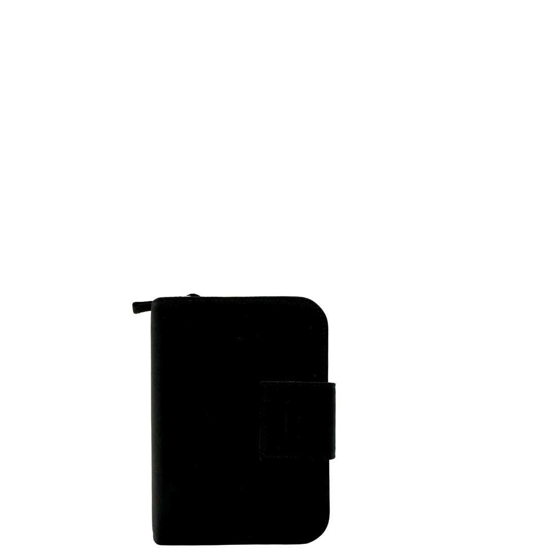 Retro di un Porta agenda Prada in tessuto nylon nero e finiture in pelle, con parti metalliche argentate; organizzato con portacarte, portapenne e pratico raccoglitore ad anelli per i fogli. Originale, usato, di lusso, in condizioni eccellenti.