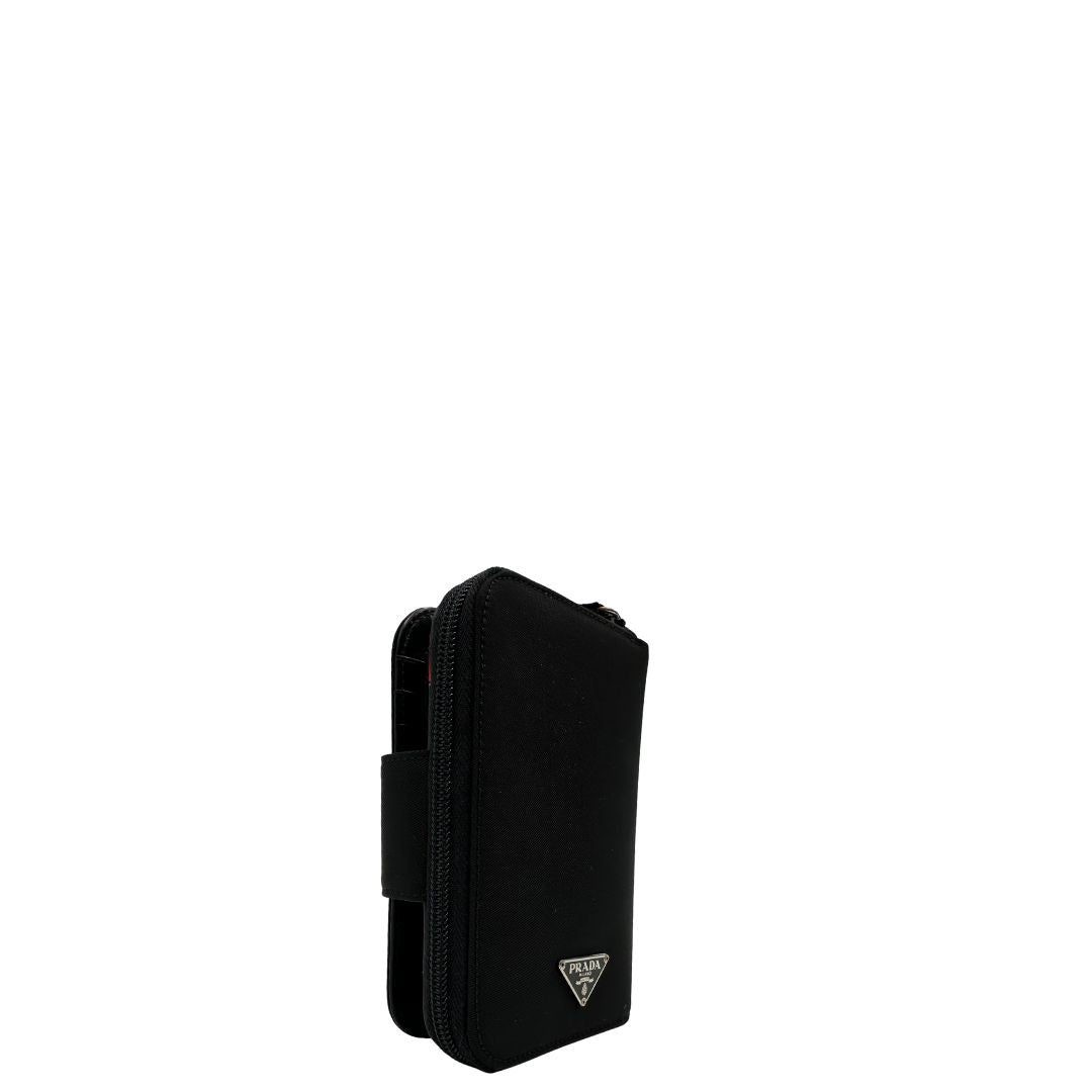 Lato destro di un Porta agenda Prada in tessuto nylon nero e finiture in pelle, con parti metalliche argentate; organizzato con portacarte, portapenne e pratico raccoglitore ad anelli per i fogli. Originale, usato, di lusso, in condizioni eccellenti.