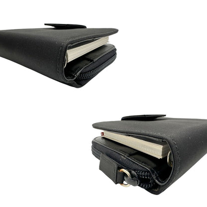 Angoli di un Porta agenda Prada in tessuto nylon nero e finiture in pelle, con parti metalliche argentate; organizzato con portacarte, portapenne e pratico raccoglitore ad anelli per i fogli. Originale, usato, di lusso, in condizioni eccellenti.