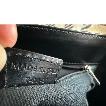 codice di una Borsa Burberry in canvas trama tartan beige con finiture in pelle nere e parti metalliche argentate; munita di doppi manici, indossabile a spalla o a tracolla. Originale, usata, di lusso, in ottime condizioni.