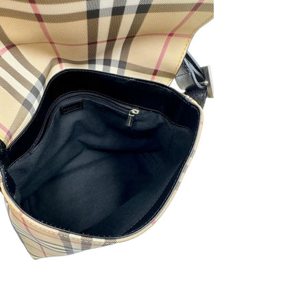 Interno di una Borsa Burberry in canvas trama tartan beige con finiture in pelle nere e parti metalliche argentate; munita di doppi manici, indossabile a spalla o a tracolla. Originale, usata, di lusso, in ottime condizioni.