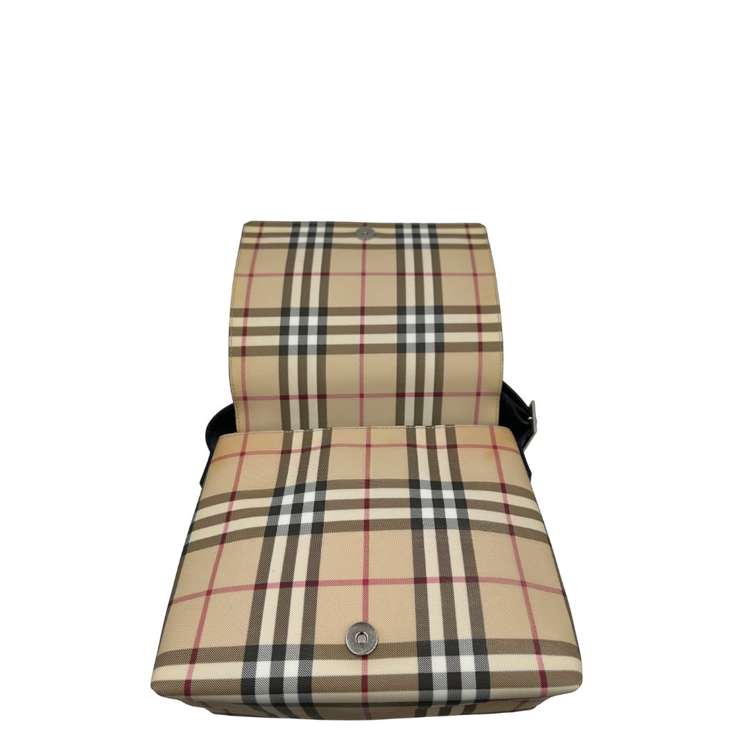 Interno di una Borsa Burberry in canvas trama tartan beige con finiture in pelle nere e parti metalliche argentate; munita di doppi manici, indossabile a spalla o a tracolla. Originale, usata, di lusso, in ottime condizioni.