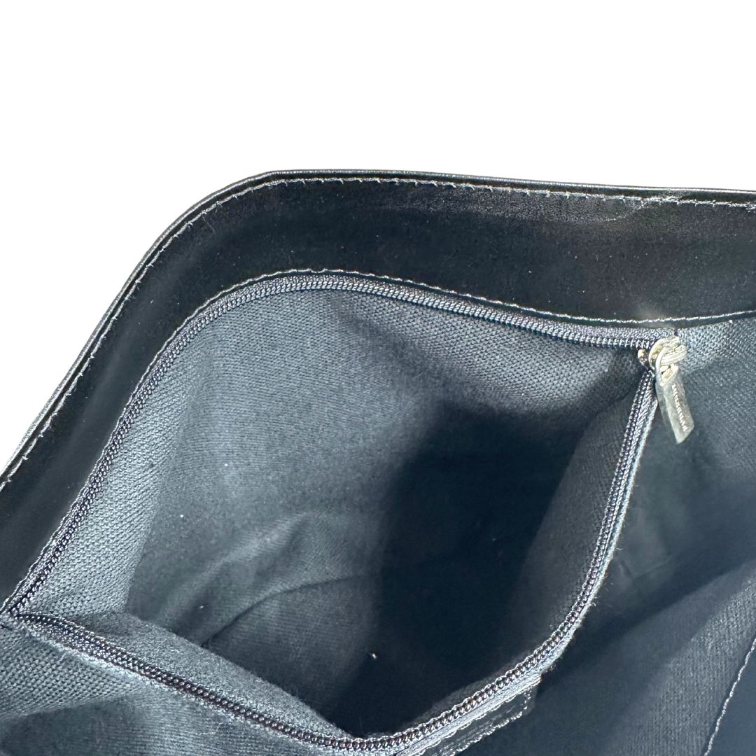 Tasca interna di una Borsa Burberry in canvas trama tartan beige con finiture in pelle nere e parti metalliche argentate; munita di doppi manici, indossabile a spalla o a tracolla. Originale, usata, di lusso, in ottime condizioni.