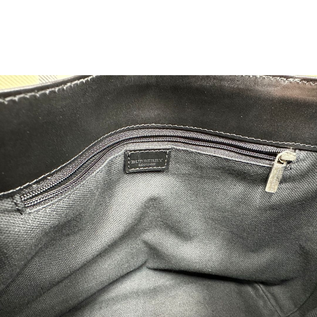 Interno di una Borsa Burberry in canvas trama tartan beige con finiture in pelle nere e parti metalliche argentate; munita di doppi manici, indossabile a spalla o a tracolla. Originale, usata, di lusso, in ottime condizioni.