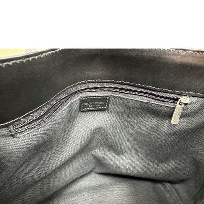 Interno di una Borsa Burberry in canvas trama tartan beige con finiture in pelle nere e parti metalliche argentate; munita di doppi manici, indossabile a spalla o a tracolla. Originale, usata, di lusso, in ottime condizioni.