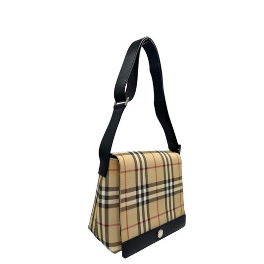 Lato destro di una Borsa Burberry in canvas trama tartan beige con finiture in pelle nere e parti metalliche argentate; munita di doppi manici, indossabile a spalla o a tracolla. Originale, usata, di lusso, in ottime condizioni.