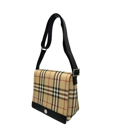 Lato sinistro di una Borsa Burberry in canvas trama tartan beige con finiture in pelle nere e parti metalliche argentate; munita di doppi manici, indossabile a spalla o a tracolla. Originale, usata, di lusso, in ottime condizioni.