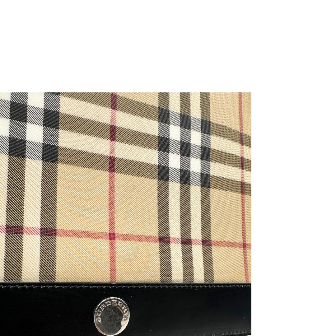 Borsa Burberry in canvas trama tartan beige con finiture in pelle nere e parti metalliche argentate; munita di doppi manici, indossabile a spalla o a tracolla. Originale, usata, di lusso, in ottime condizioni.