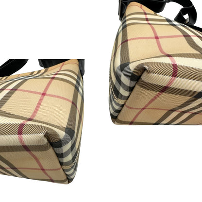 Angoli di una Borsa Burberry in canvas trama tartan beige con finiture in pelle nere e parti metalliche argentate; munita di doppi manici, indossabile a spalla o a tracolla. Originale, usata, di lusso, in ottime condizioni.