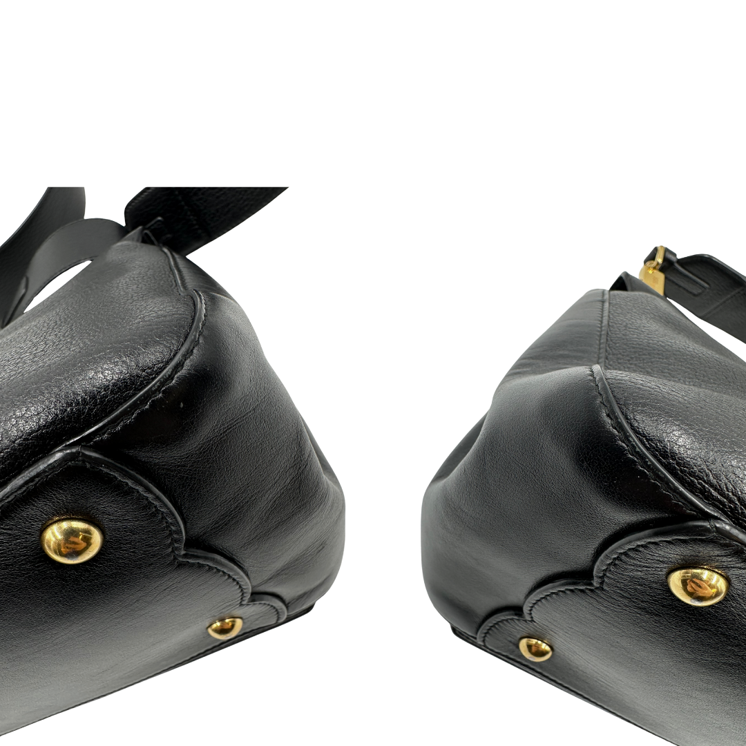 angoli della Borsa Salvatore Ferragamo in pelle nera con parti metalliche dorate e multicolor; munita di un manico in catena con spallaccio in pelle e una tracolla amovibile. Completa di dustbag, di lusso, originale, ottime condizioni, usata. 