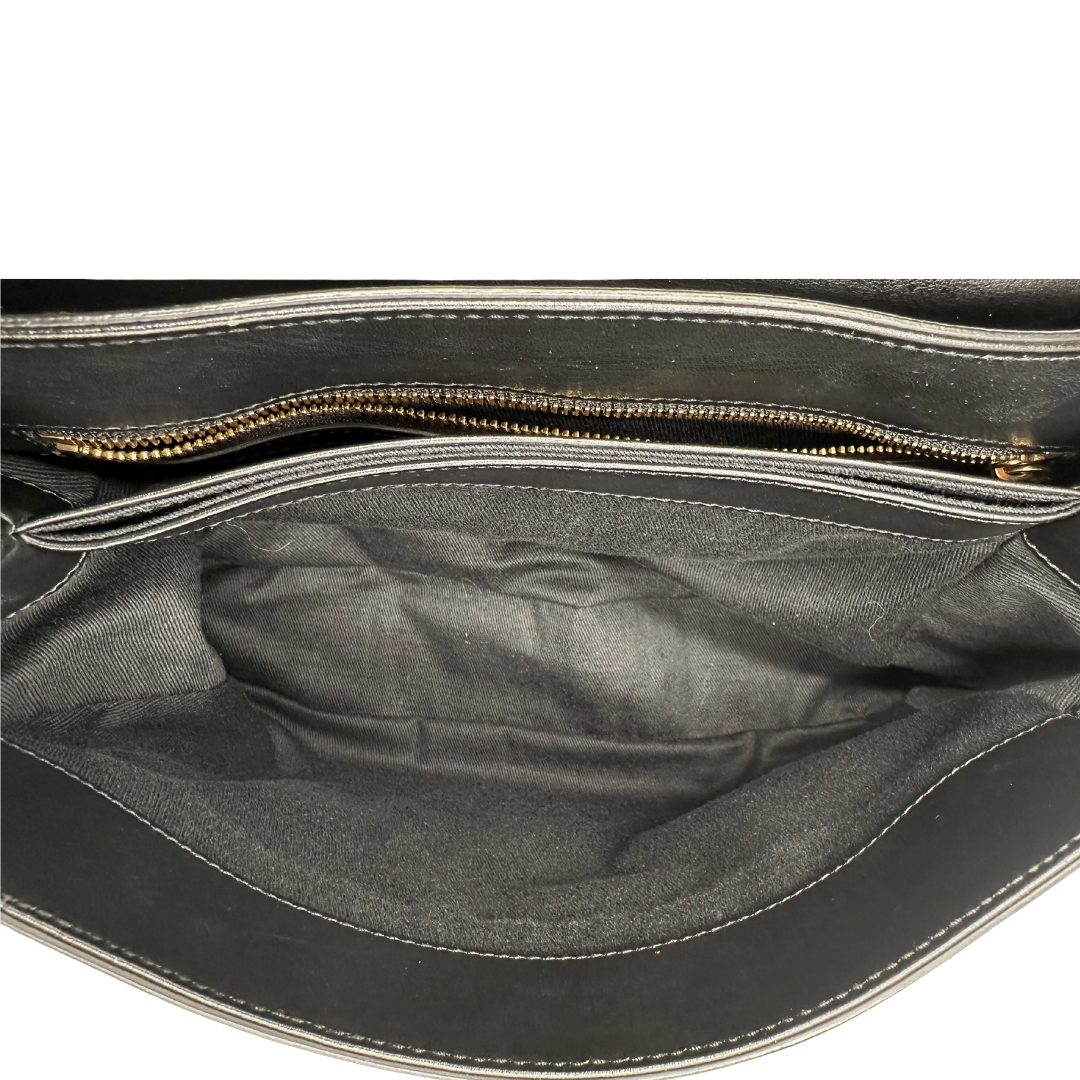 interno  della Borsa Salvatore Ferragamo in pelle nera con parti metalliche dorate e multicolor; munita di un manico in catena con spallaccio in pelle e una tracolla amovibile. Completa di dustbag, di lusso, originale, ottime condizioni, usata. 