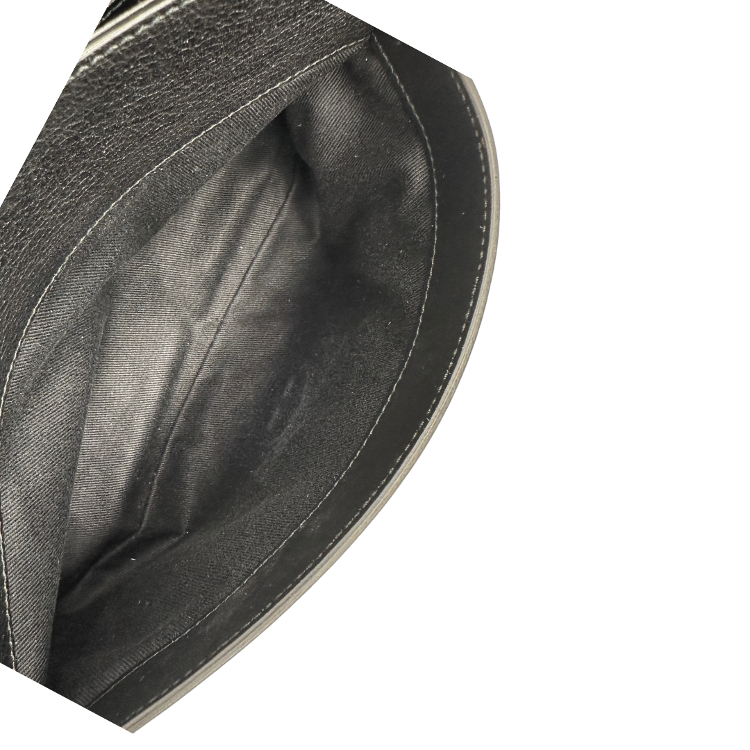 interno  della Borsa Salvatore Ferragamo in pelle nera con parti metalliche dorate e multicolor; munita di un manico in catena con spallaccio in pelle e una tracolla amovibile. Completa di dustbag, di lusso, originale, ottime condizioni, usata. 