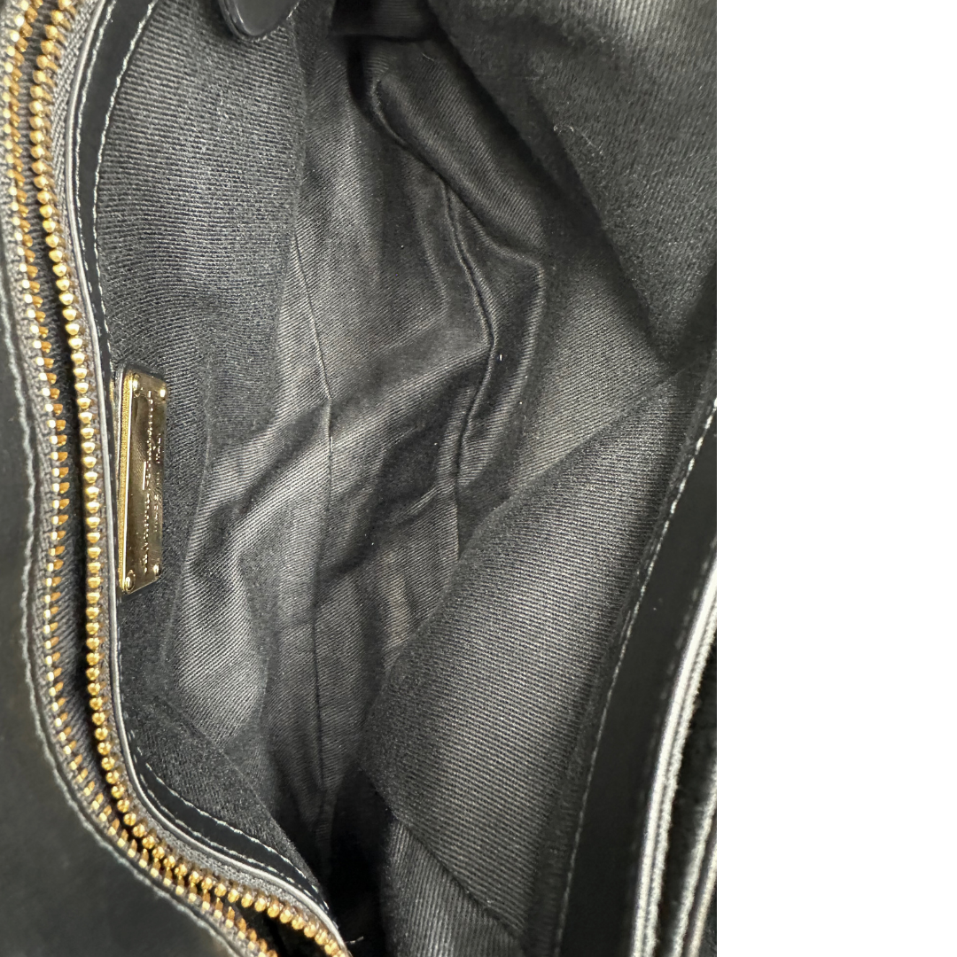 interno  della Borsa Salvatore Ferragamo in pelle nera con parti metalliche dorate e multicolor; munita di un manico in catena con spallaccio in pelle e una tracolla amovibile. Completa di dustbag, di lusso, originale, ottime condizioni, usata. 