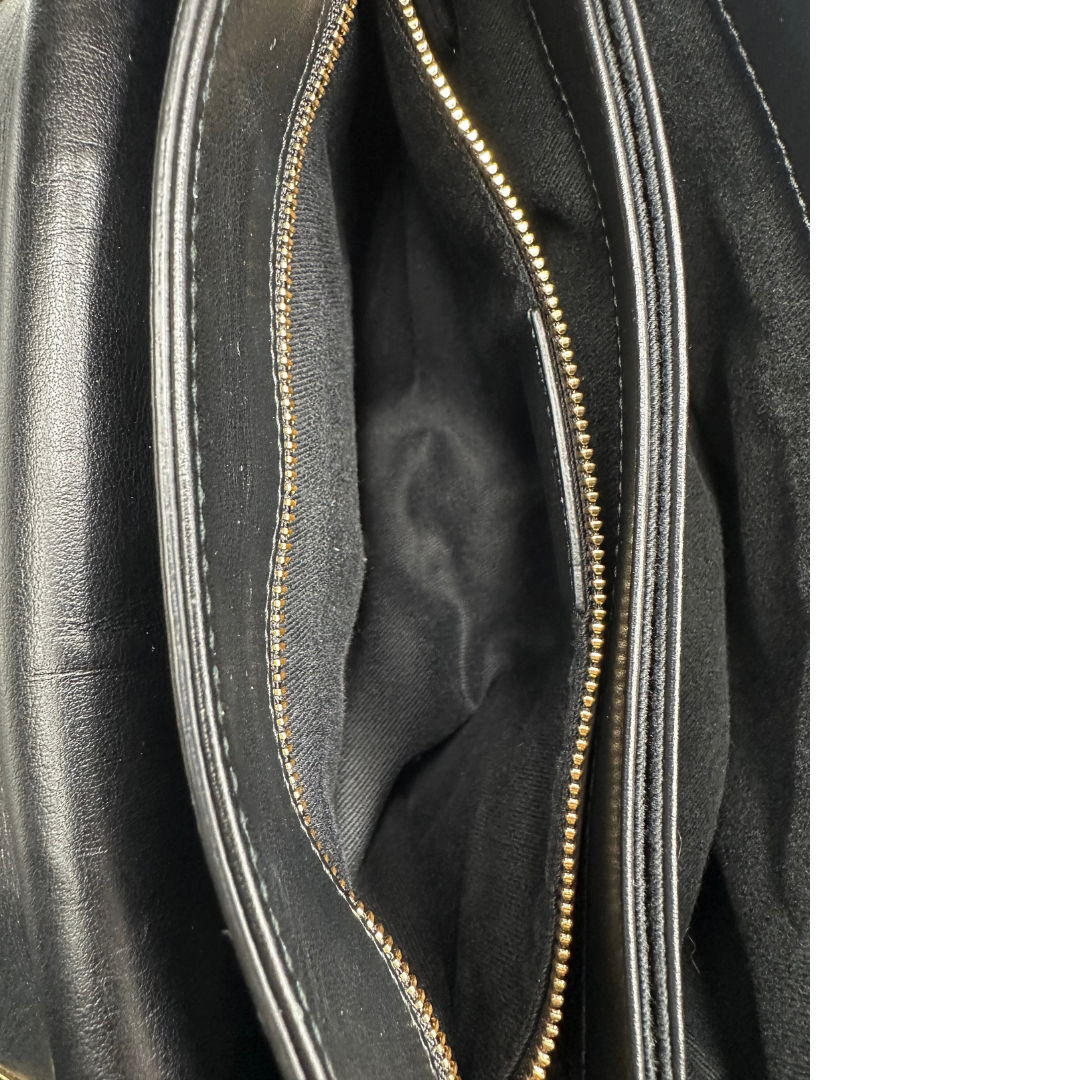 interno  della Borsa Salvatore Ferragamo in pelle nera con parti metalliche dorate e multicolor; munita di un manico in catena con spallaccio in pelle e una tracolla amovibile. Completa di dustbag, di lusso, originale, ottime condizioni, usata. 