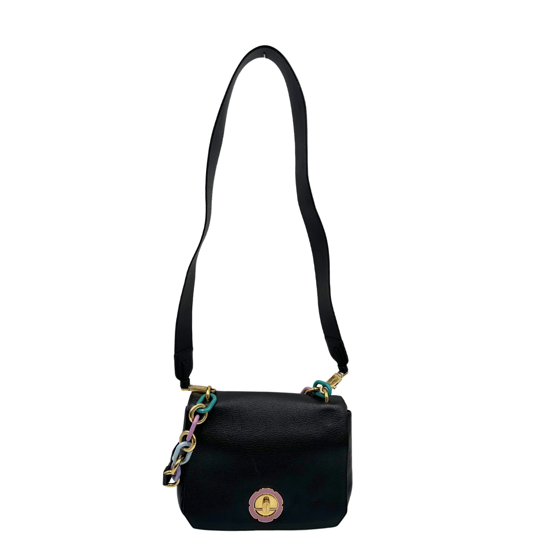 front della Borsa Salvatore Ferragamo in pelle nera con parti metalliche dorate e multicolor; munita di un manico in catena con spallaccio in pelle e una tracolla amovibile. Completa di dustbag, di lusso, originale, ottime condizioni, usata. 