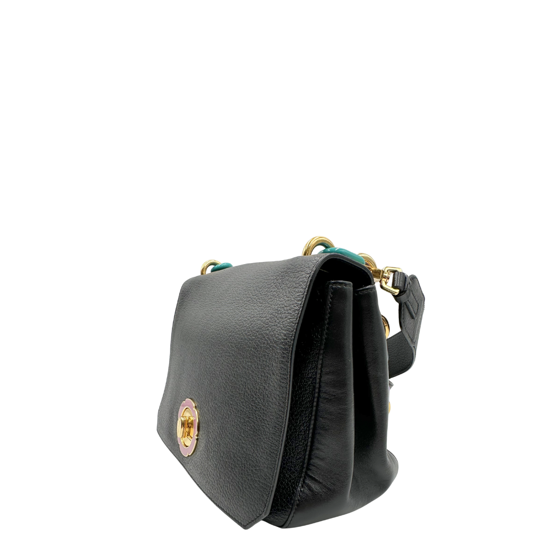 lato della Borsa Salvatore Ferragamo in pelle nera con parti metalliche dorate e multicolor; munita di un manico in catena con spallaccio in pelle e una tracolla amovibile. Completa di dustbag, di lusso, originale, ottime condizioni, usata. 